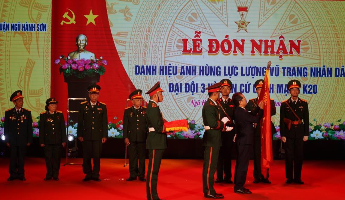Ông Nguyễn Văn Quảng trao danh hiệu Anh hùng Lực lượng vũ trang nhân dân cho Đại đội 3, Khu III Hòa Vang, Căn cứ cách mạng K20 và chụp ảnh lưu niệm cùng các đại biểu.