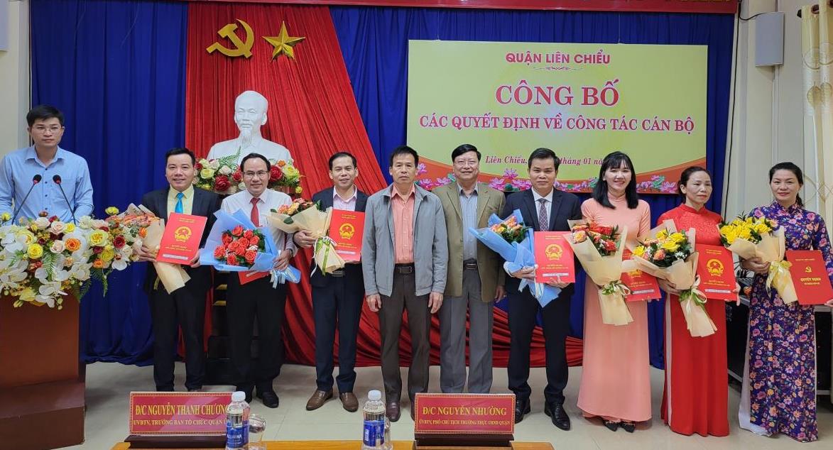 Ông Nguyễn Nhường- Phó Chủ tịch Thường trực UBND quận Liên Chiểu (thứ 6, từ phải qua) tặng hoa, trao quyết định, chúc mừng các đồng chí được điều động, bổ nhiệm.