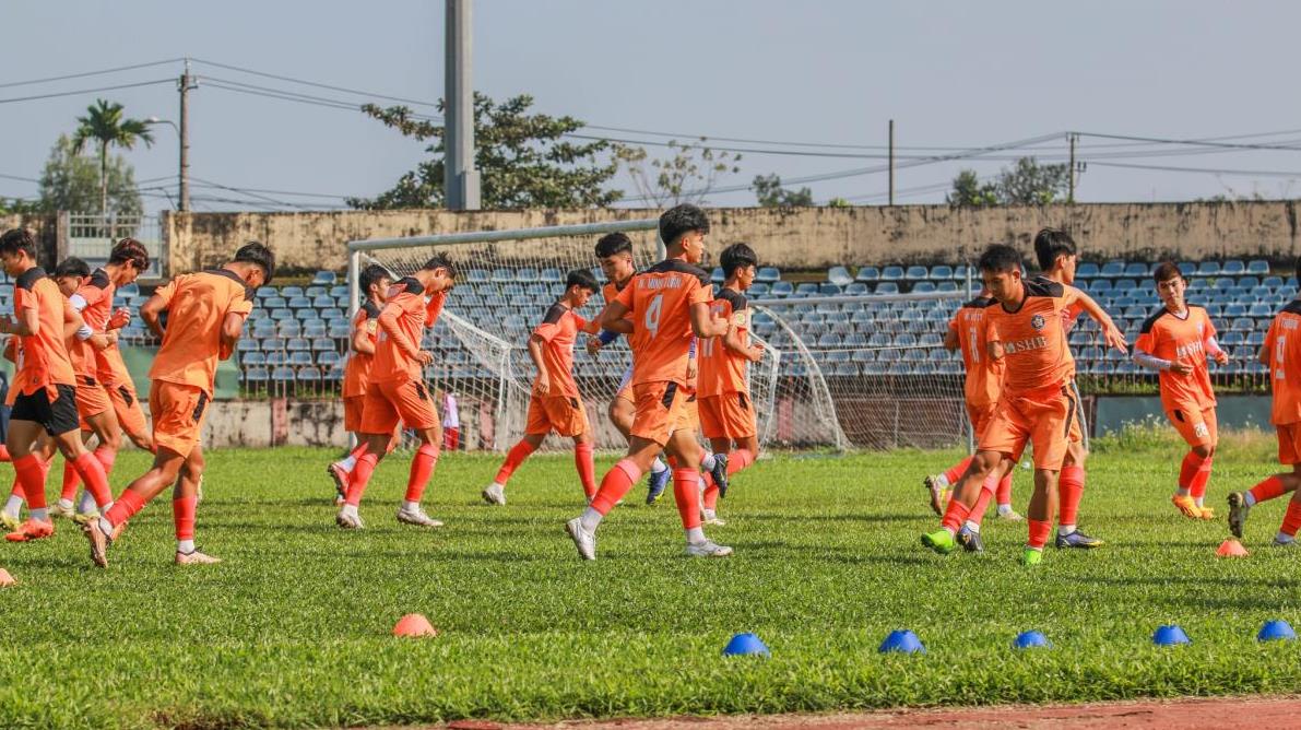 Đội SHB Đà Nẵng (áo sáng) đang được quan tâm đầu tư để sớm trở lại sân chơi V.League 1.