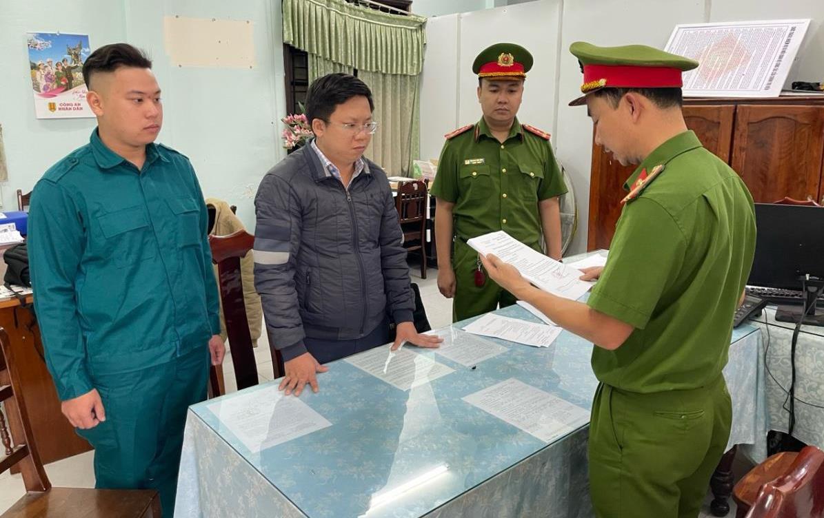 Cơ quan CSĐT Công an tỉnh Quảng Nam tống đạt Quyết định khởi tố vụ án, khởi tố bị can, thực hiện lệnh bắt tạm giam đối với Hà Hải Đăng (đứng thứ 2 bên trái).