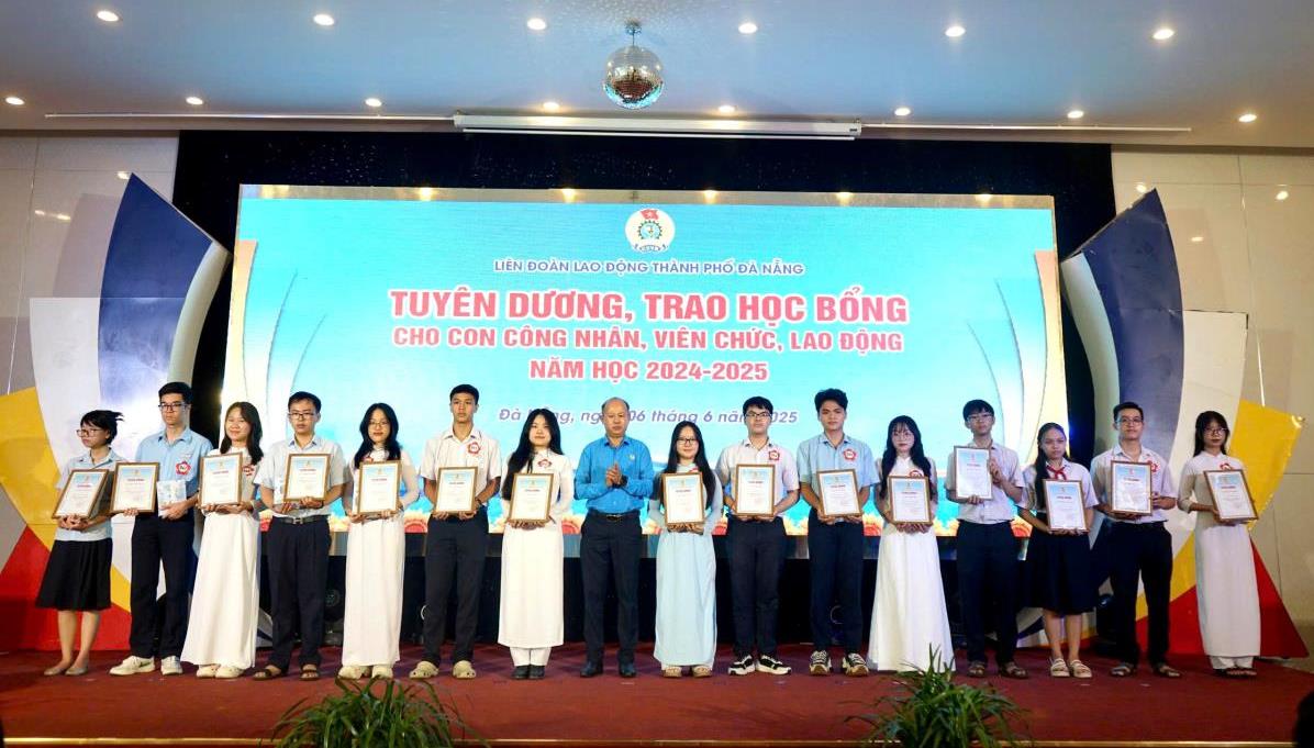 Lãnh đạo LĐLĐ TP Đà Nẵng trao học bổng, khen thưởng các cháu học sinh là con CNVCLĐ đoạt giải Nhất tại kỳ thi HSG lớp 12 và lớp 9 cấp thành phố.