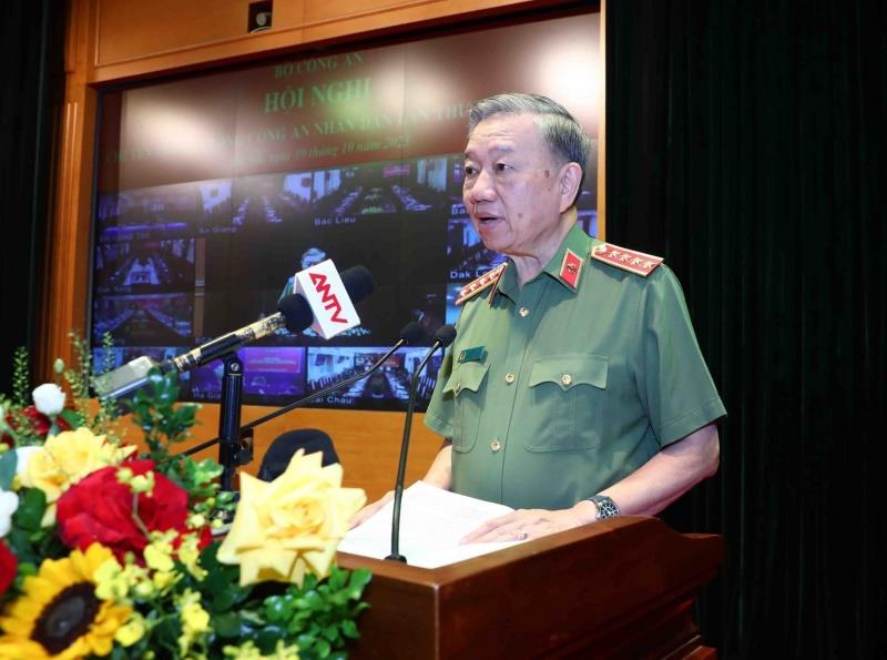 Thứ trưởng Nguyễn Duy Ngọc tặng hoa chúc mừng các đơn vị có dịch vụ công trực tuyến tiêu biểu của ngành Công an.
