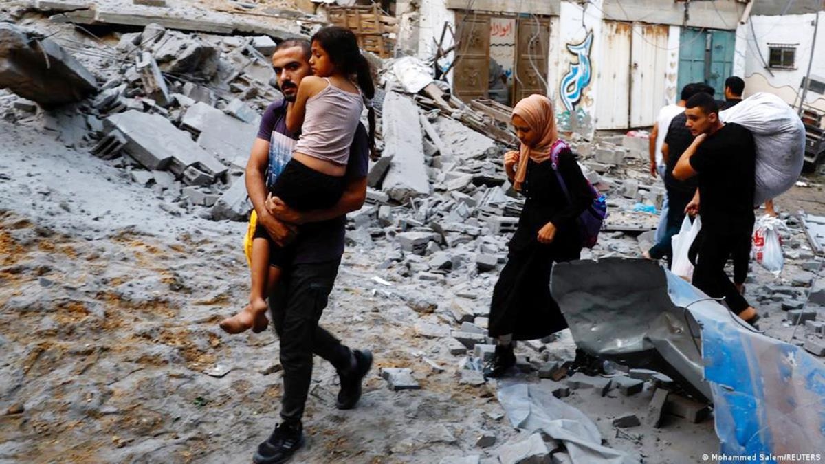 Nhiều người dân phải sơ tán khỏi Dải Gaza sau nhiều cuộc tấn công trả đũa giữa Israel và Hamas. Ảnh: Reuters