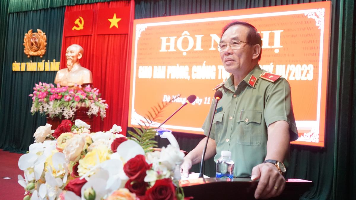 Đại tá Nguyễn Văn Tăng- Phó Giám đốc Công an TP Đà Nẵng khen thưởng Công an các đơn vị, địa phương.
