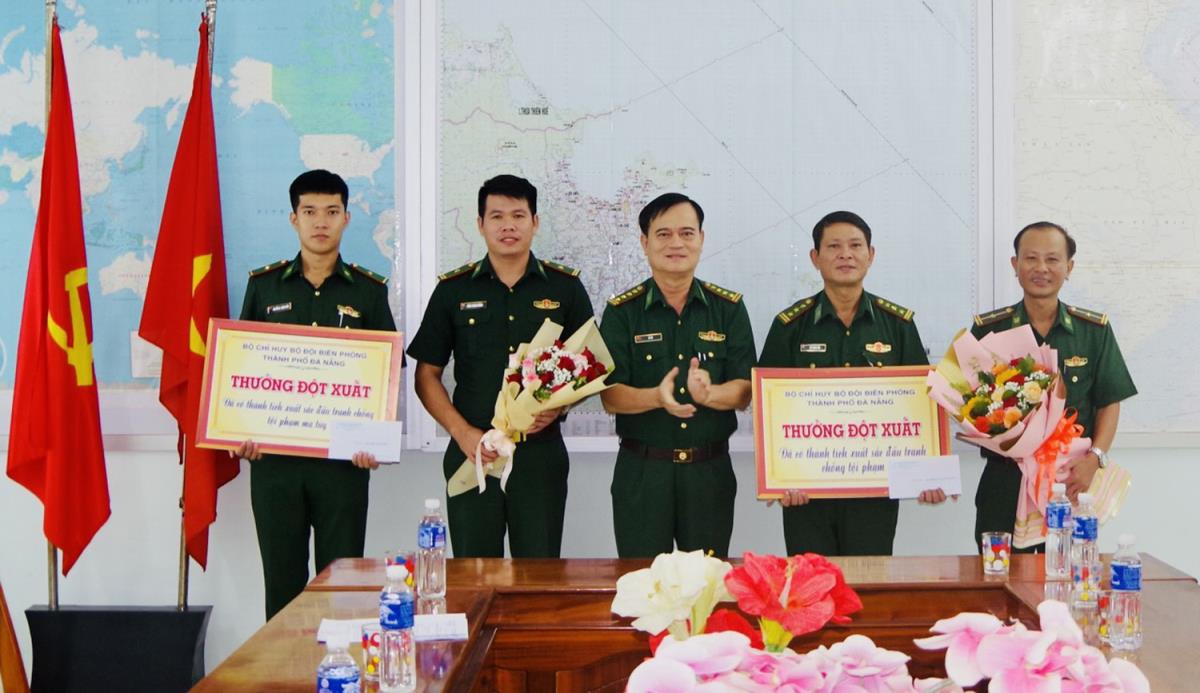 Đại tá Võ Tín trao thưởng cho Phòng PCMT&TP và Đồn Biên phòng Sơn Trà.