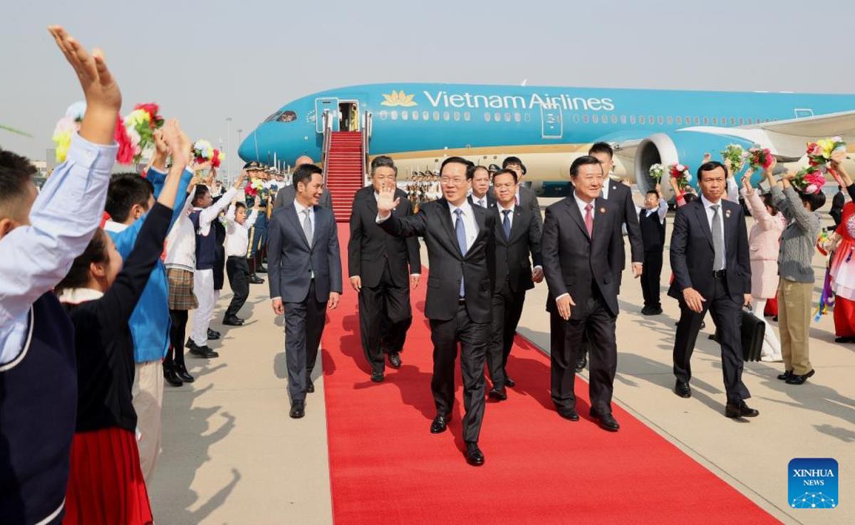 Chủ tịch nước Võ Văn Thưởng tới Bắc Kinh, Trung Quốc, ngày 17-10. Ảnh: THX