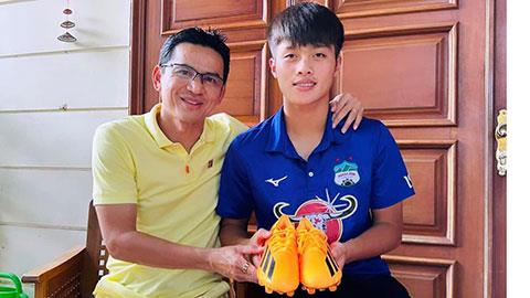 Quốc Việt khoe được thầy tặng giày xịn.