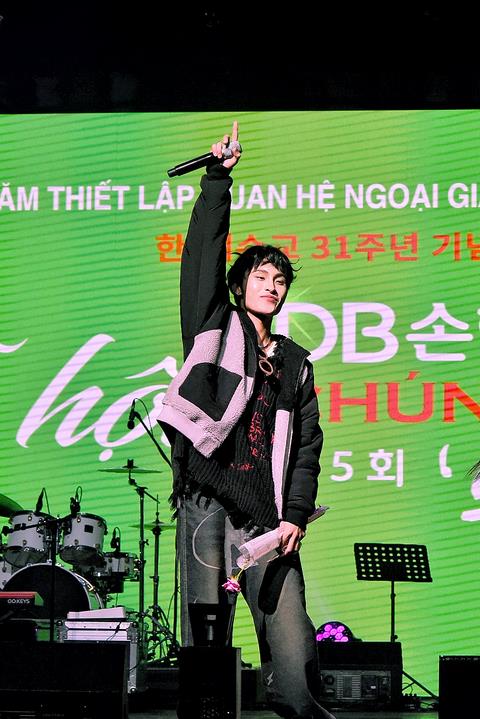Ca sĩ đã có buổi diễn đáng nhớ tại Nhà hát ngoài trời Suwon thuộc tỉnh Suwon, Hàn Quốc.