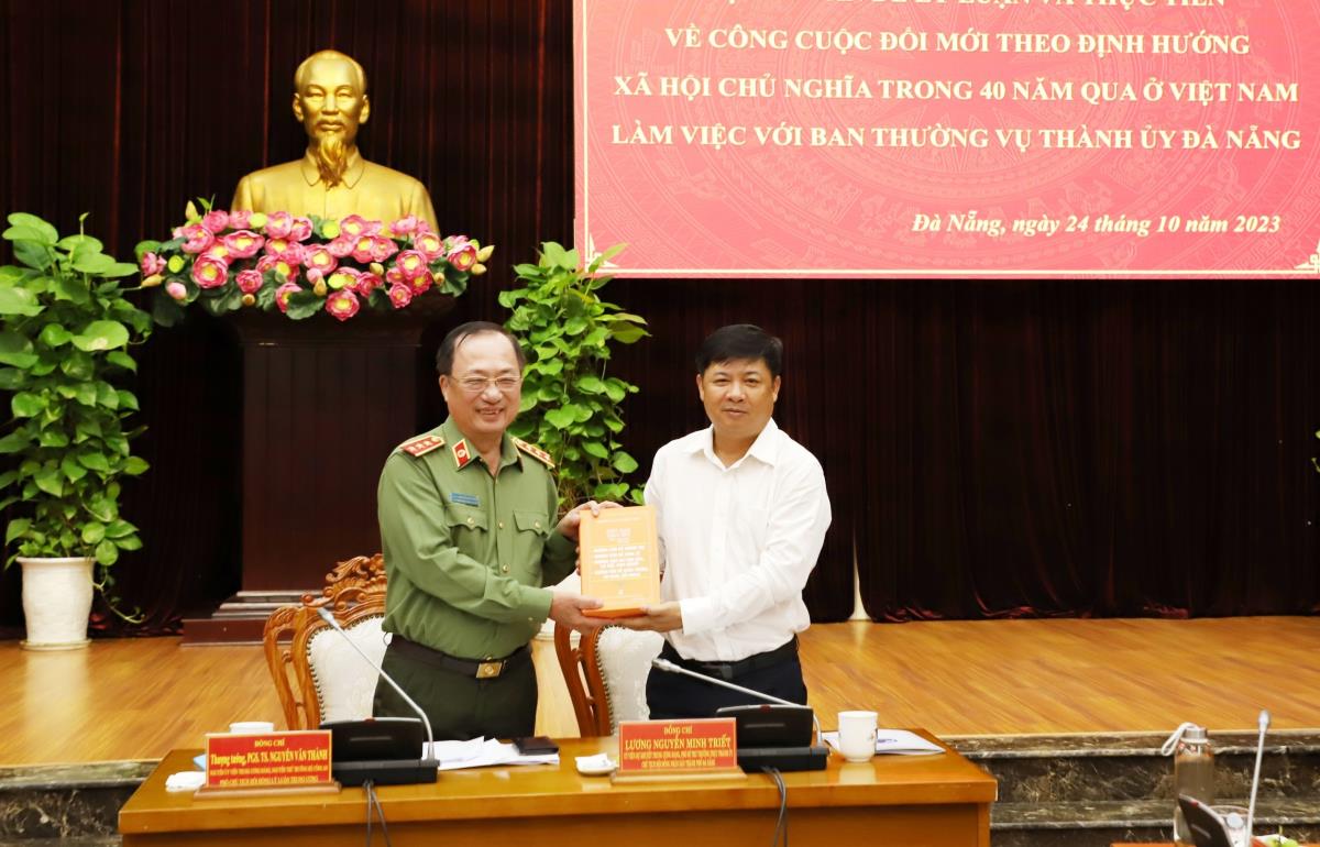 Thượng tướng, PGS.TS Nguyễn Văn Thành tặng quà lưu niệm cho Lãnh đạo TP Đà Nẵng.