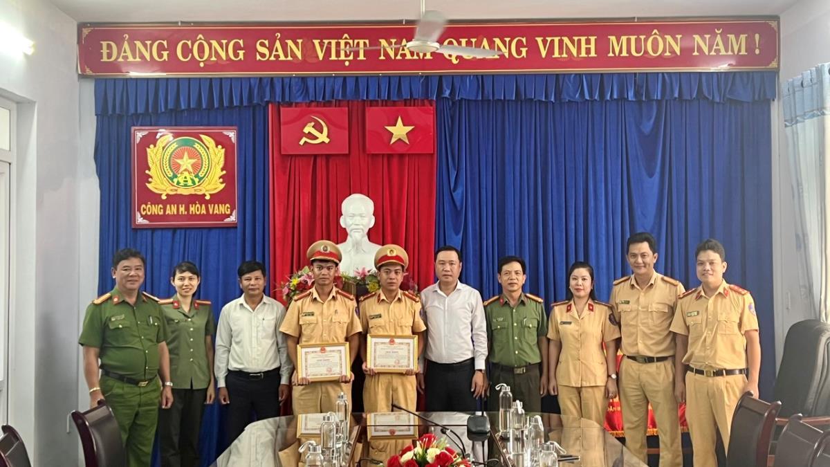 Lãnh đạo UBND huyện Hòa Vang đã trao Quyết định khen thưởng đột xuất cho Đại úy Đặng Quang Cảnh và Trung úy Nguyễn Thanh Tâm.