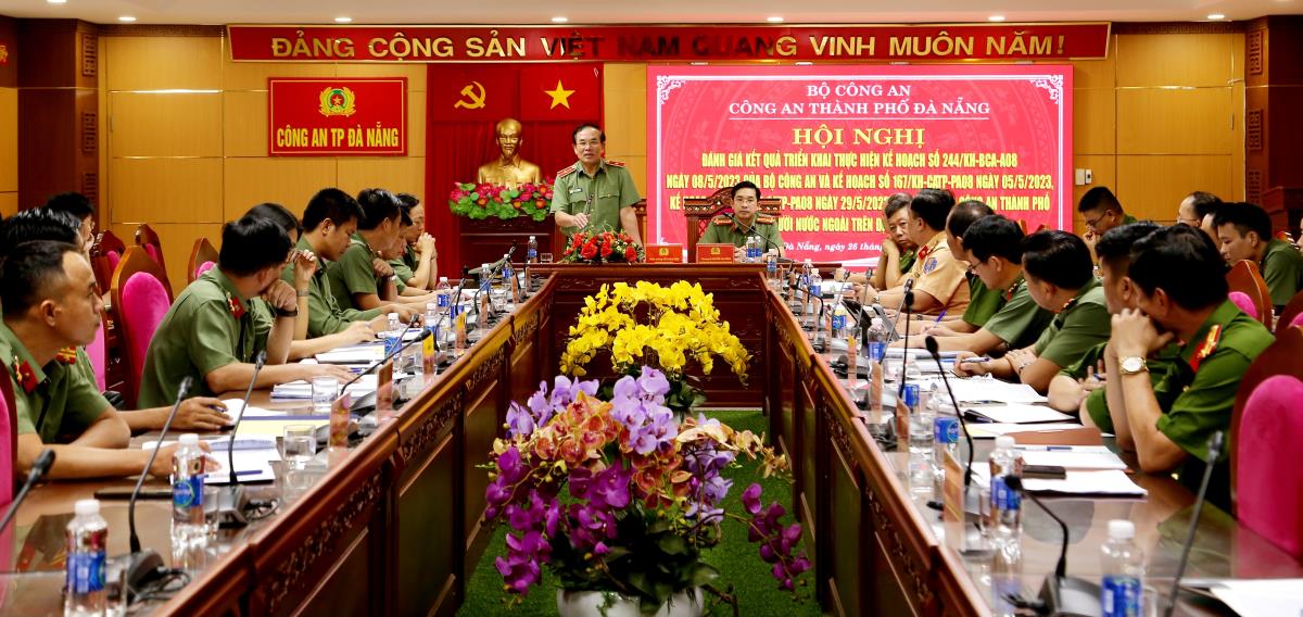 Thượng tá Nguyễn Đại Đồng trao Giấy khen của Giám đốc Công an TP cho các cá nhân, tập thể.