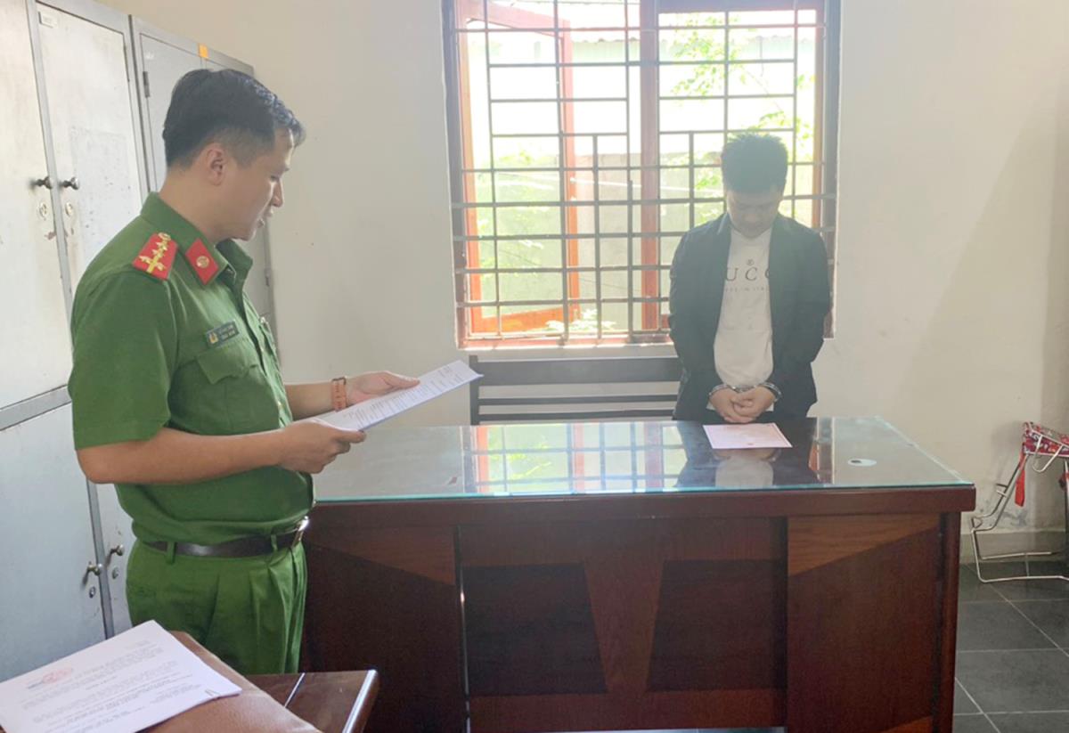 Cơ quan điều tra đọc lệnh bắt tạm giam đối tượng Nguyễn Hoàng Sang.