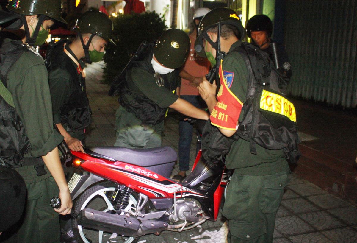 Tổ C5-911 Công an TP Đà Nẵng phát hiện tàng trữ hung khí đánh nhau trong đêm 29-10.