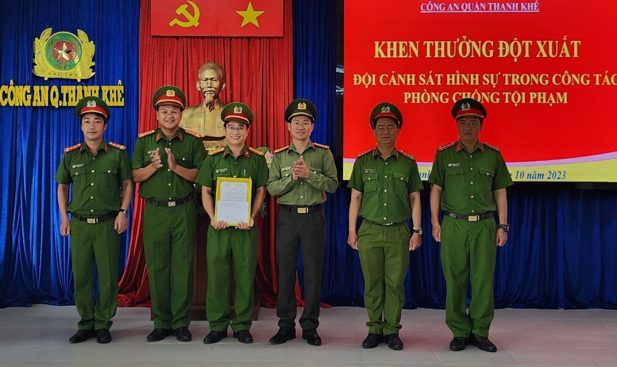 Lãnh đạo Công an Q.Thanh Khê và UBND phường Xuân Hà trao khen thưởng cho CBCS Công an phường Xuân Hà