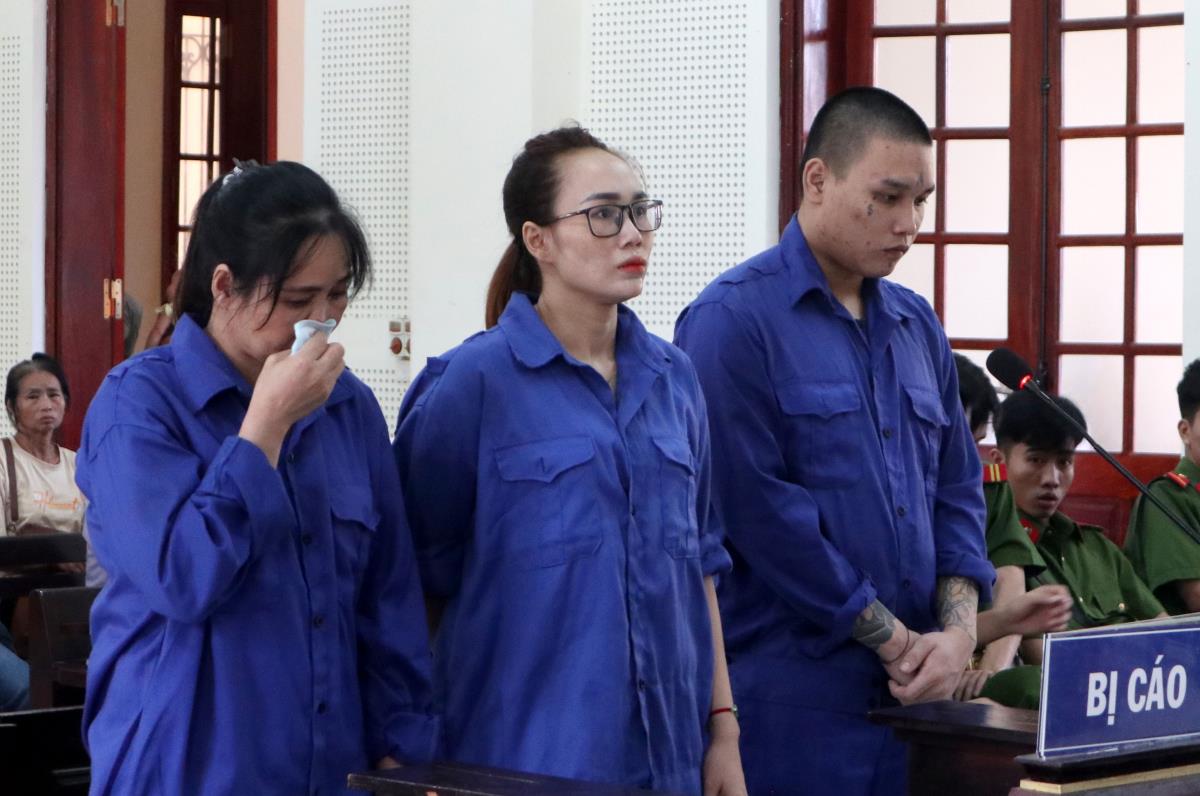 Bị cáo Hà Thị Bé Dung (giữa) và 2 bị cáo trong đường dây vận chuyển ma túy.