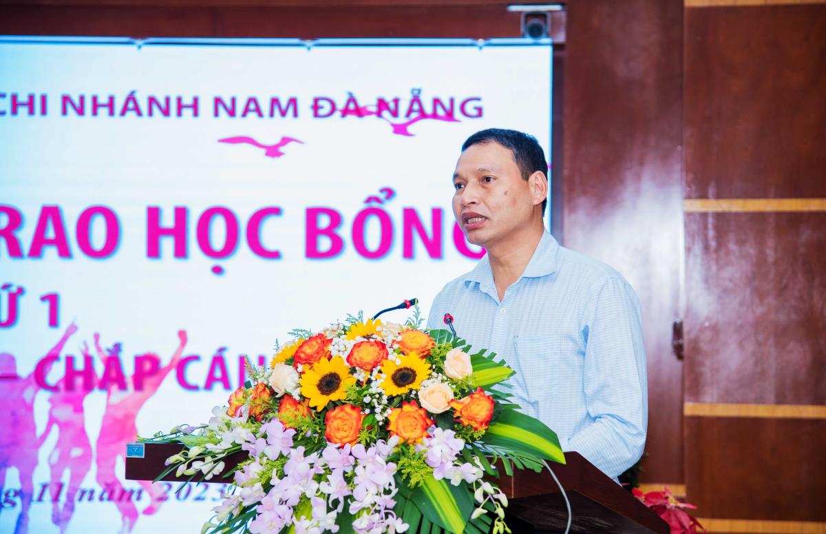 Các em sinh viên nhận học bổng bày tỏ cám ơn lãnh đạo UBND TP, Đại học Đà Nẵng và Agribank - Chi nhánh Nam Đà Nẵng.