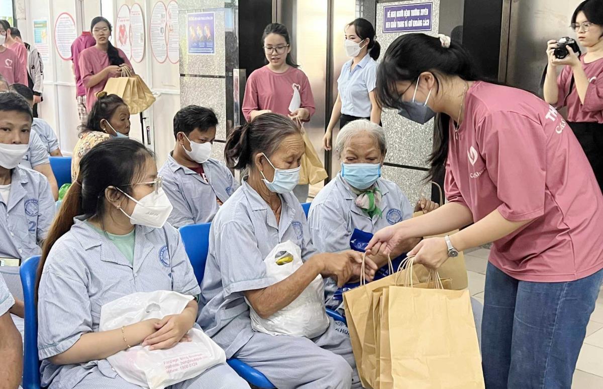 CLB We Care We Share tặng quà cho các bệnh nhân tại Khoa thận nhân tạo Bệnh viện Đà Nẵng.