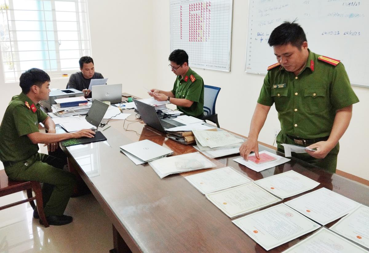 Cơ quan CSĐT Công an TP Gia Nghĩa làm việc với các đối tượng: Lê Ngọc Quý và Bùi Ngọc Thanh, Vương Huỳnh Phúc.