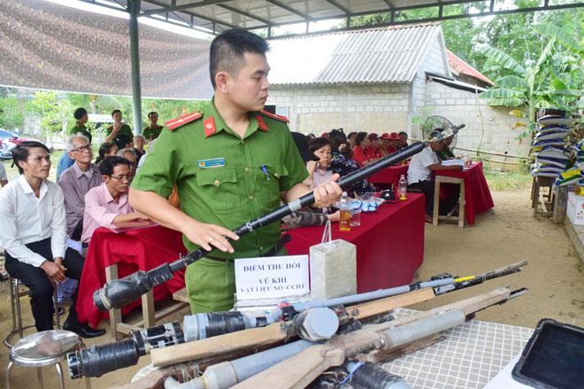 Công an xã Lộc Hòa, huyện Phú Lộc (tỉnh Thừa Thiên- Huế) tiếp nhận vũ khí do người dân giao nộp trong một buổi tuyên truyền pháp luật.