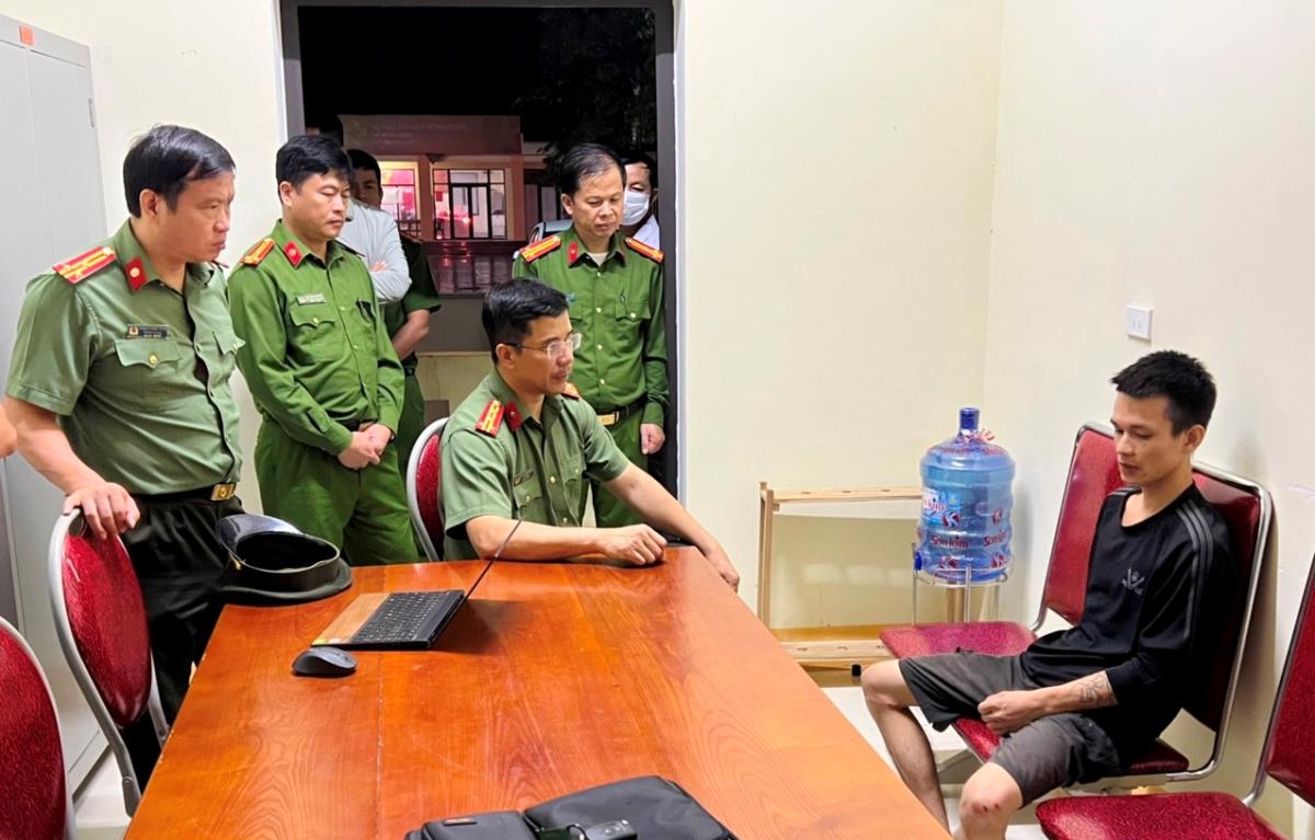 Đại tá Nguyễn Hồng Phong- Giám đốc Công an tỉnh Hà Tĩnh đấu tranh lấy lời khai đối tượng gây án