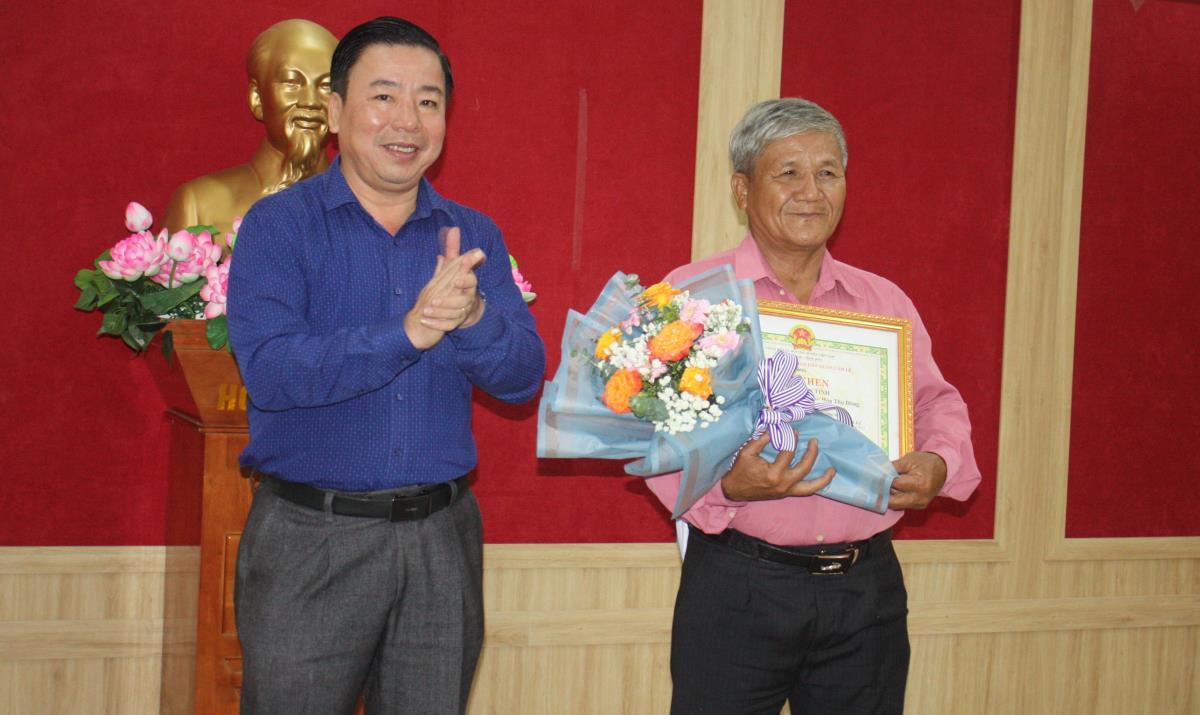 Chủ tịch UBND quận Cẩm Lệ Nguyễn Quang Vinh trao thưởng đột xuất công dân Mai Văn Tính.