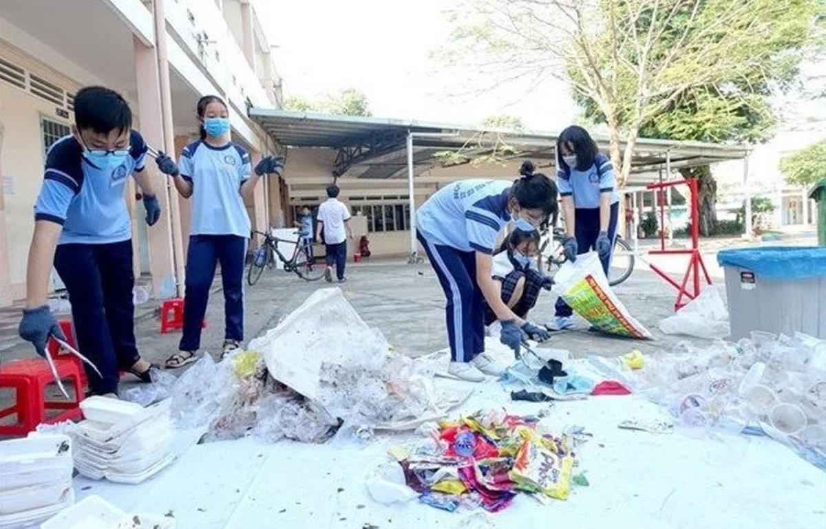 Học sinh Đà Nẵng phân loại rác tại nguồn.