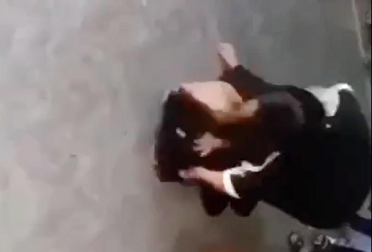 Hình ảnh nữ sinh bị đánh (ảnh cắt từ clip).