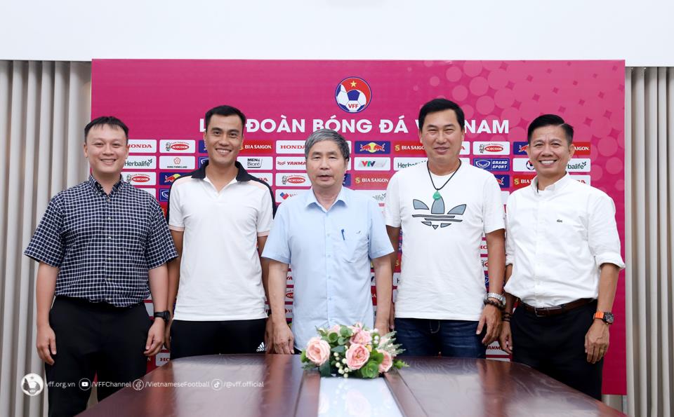 HLV Hứa Hiền Vinh (thứ hai từ phải sang) và HLV Lê Phước Tứ (thứ hai từ trái sang) tại buổi ký hợp đồng với VFF.