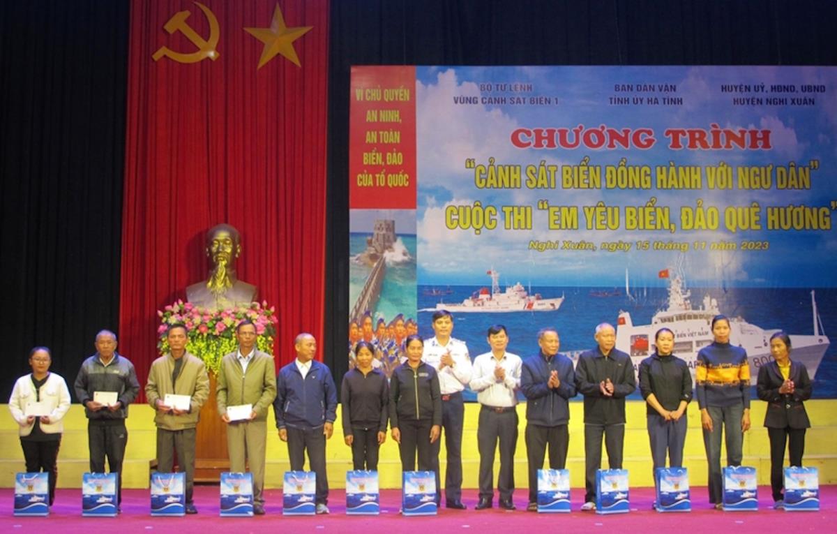 Vùng Cảnh sát biển 2 trao thưởng cho các học sinh trường THPT Núi Thành và tập thể đạt giải Cuộc thi.