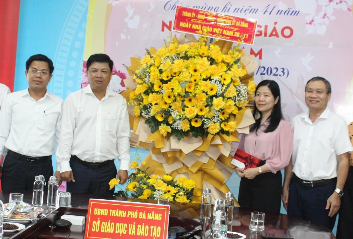 Phó Bí thư Thường trực Thành ủy Lương Nguyễn Minh Triết tặng hoa chúc mừng Trường THPT chuyên Lê Quý Đôn nhân Ngày Nhà giáo Việt Nam.