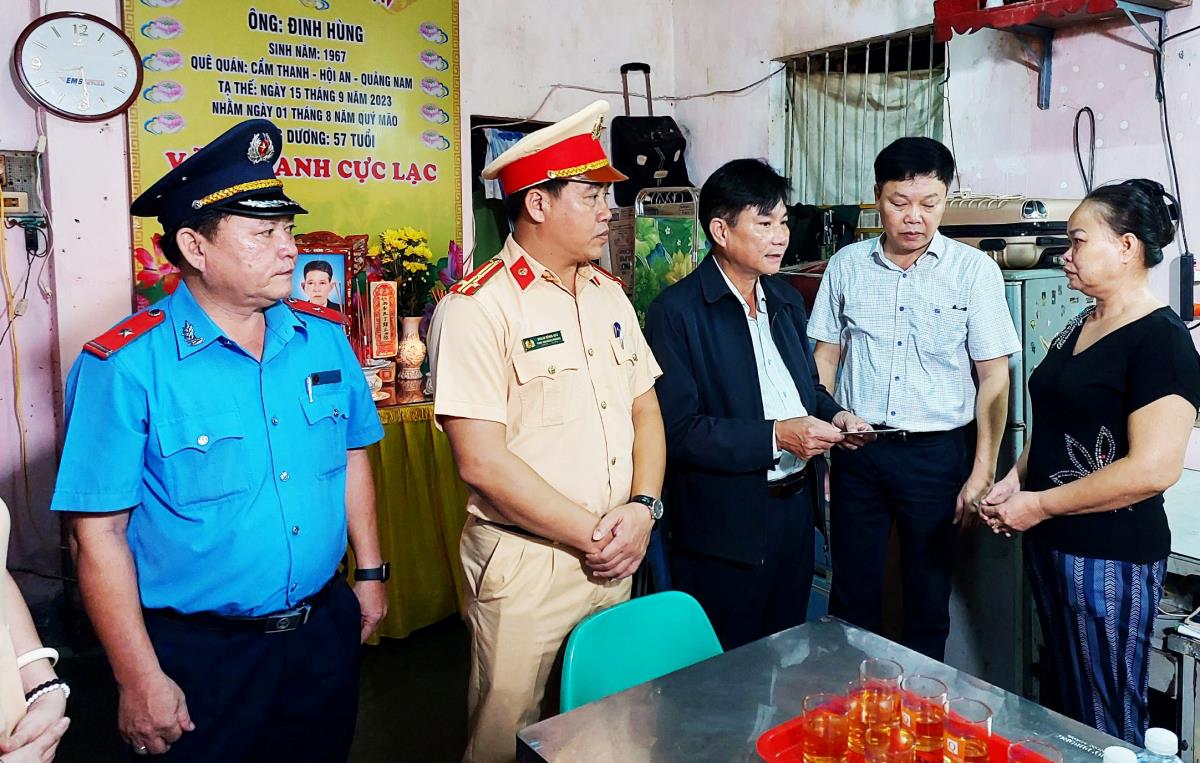 Đoàn công tác của Ban ATGT TP Đà Nẵng chia sẻ nỗi đau và khó khăn với 1 gia đình ở Q. Ngũ Hành Sơn có nạn nhân tử vong vì TNGT