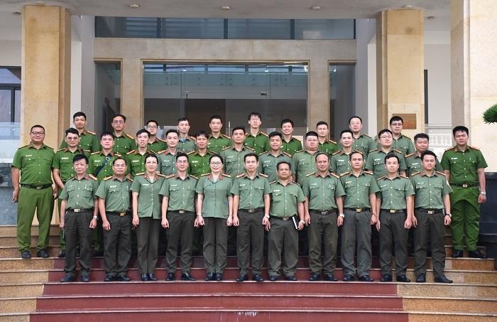 Lãnh đạo Công an tỉnh Quảng Nam, các đơn vị, địa phương cùng các cán bộ được Bộ Công an điều động chụp hình lưu niệm.