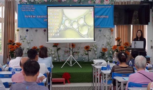 Bà Trần Thị Mẫn-Phó chủ tịch Ủy ban Mặt trận TQVN TP Đà Nẵng báo cáo một số chuyên đề về Luật Tôn giáo