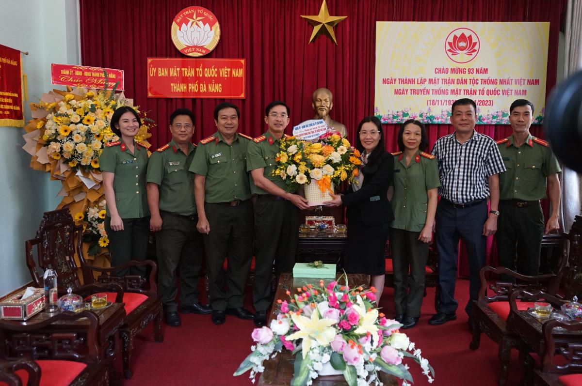Thượng tá Nguyễn Đại Đồng - Phó Giám đốc Công an TP Đà Nẵng tặng hoa, chúc mừng Ủy ban Mặt trận Tổ quốc Việt Nam TP Đà Nẵng.
