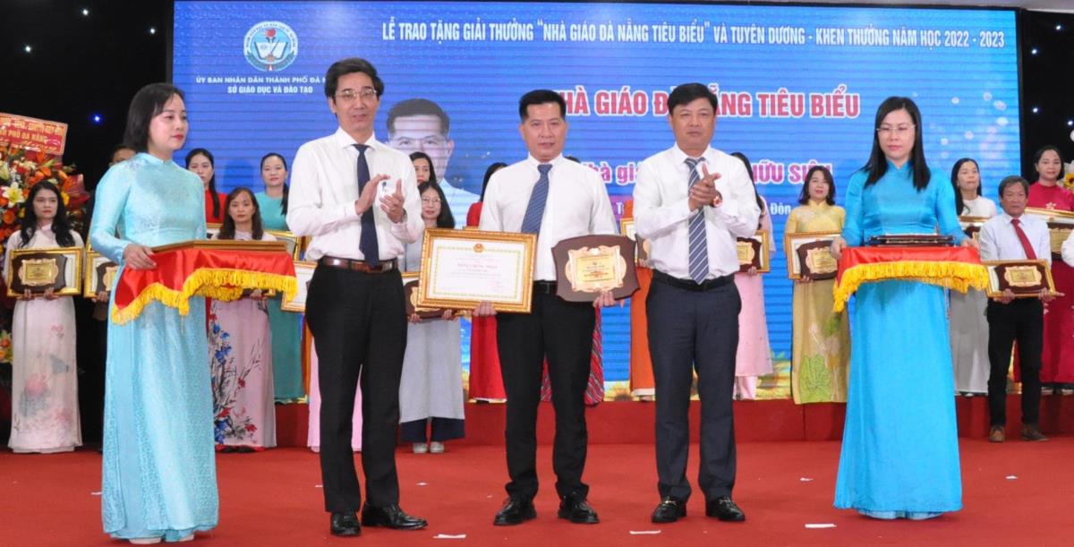 Phó Bí thư Thường trực Thành ủy Lương Nguyễn Minh Triết (ngoài cùng, bên phải) trao tặng Bằng khen của Thủ tướng Chính phủ cho các cá nhân có thành tích xuất sắc trong ngành Giáo dục.
