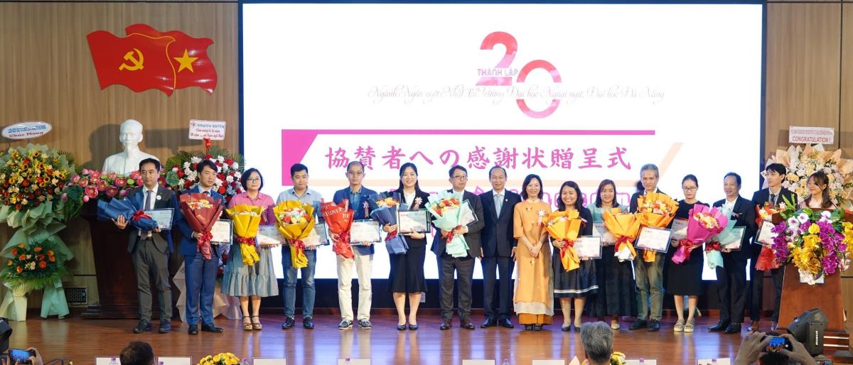 Trường ĐHNN Đà Nẵng tuyên dương khen thưởng Khoa Ngôn ngữ và Văn hóa Nhật Bản tại lễ kỷ niệm.