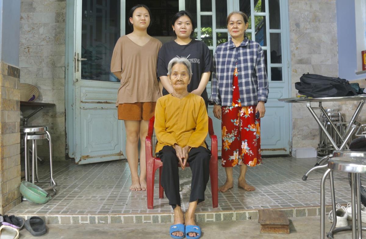 Chị em Ngô Thùy Linh, Ngô Thị Na cùng bà nội và cô ruột.