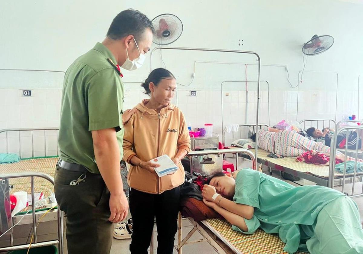 Đại diện Ban Thanh niên – Phụ nữ thuộc Công an tỉnh Quảng Nam đến thăm, hỗ trợ trường hợp em Muội.