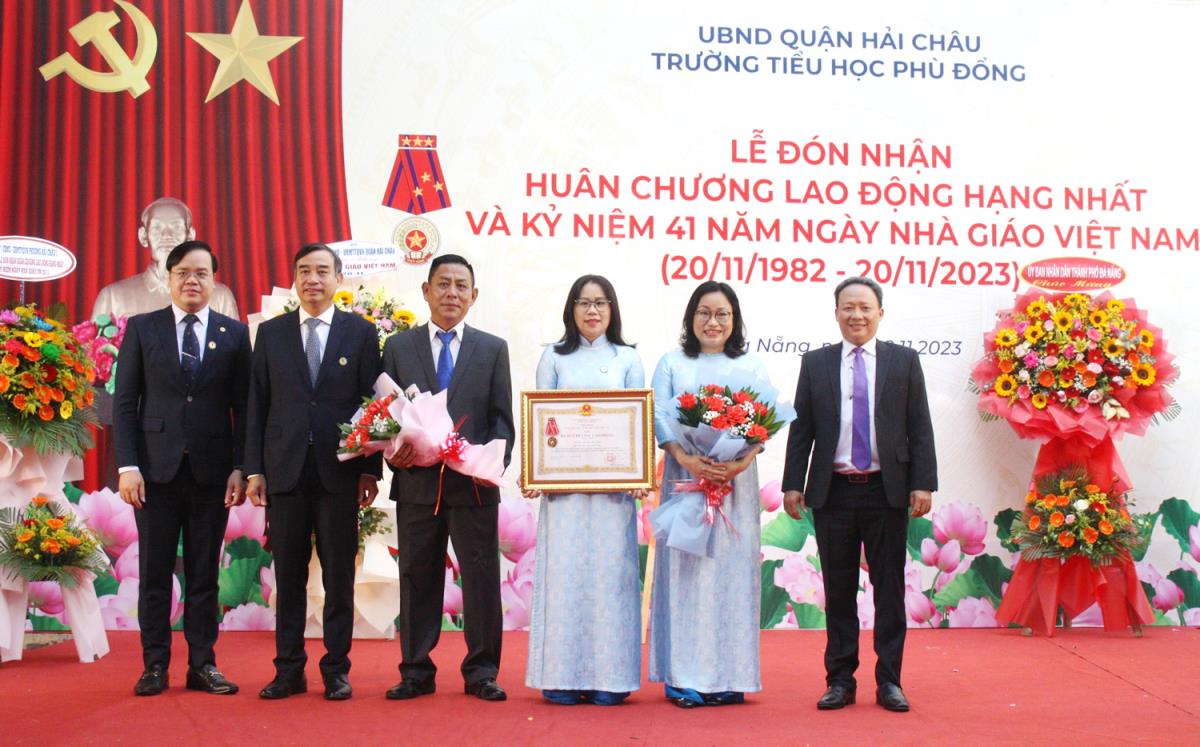 Thừa ủy nhiệm của Chủ tịch nước, Phó Bí thư Thành ủy, Chủ tịch UBND TP Lê Trung Chinh trao Huân chương Lao động hạng Nhất cho Trường Mầm non 19-5.