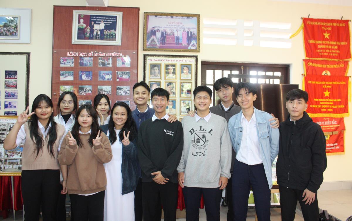 Ê-kíp làm phim "Lặng" của Trường THPT Thái Phiên.