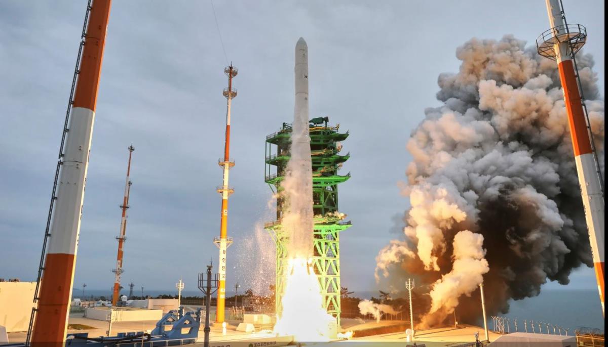 Tên lửa vũ trụ Nuri do Hàn Quốc sản xuất, mang theo 8 vệ tinh, cất cánh từ Trung tâm vũ trụ Naro hồi tháng 5. Ảnh: DPA