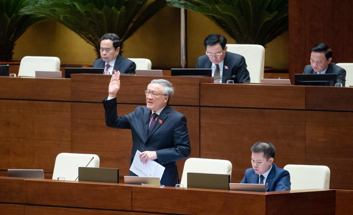 Chánh án Tòa án nhân dân tối cao Nguyễn Hòa Bình phát biểu giải trình, làm rõ một số vấn đề đại biểu Quốc hội quan tâm.