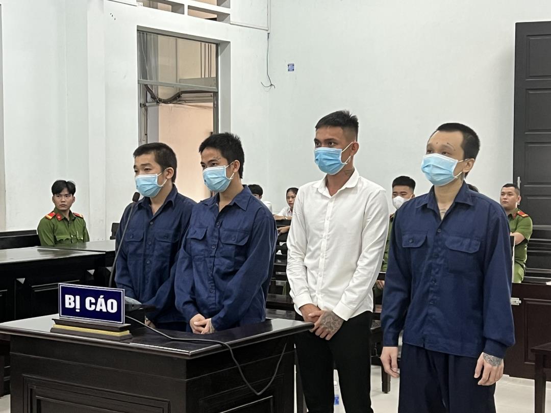 4 bị cáo Sơn, Hưng, Đạt và Tuấn tại phiên tòa.
