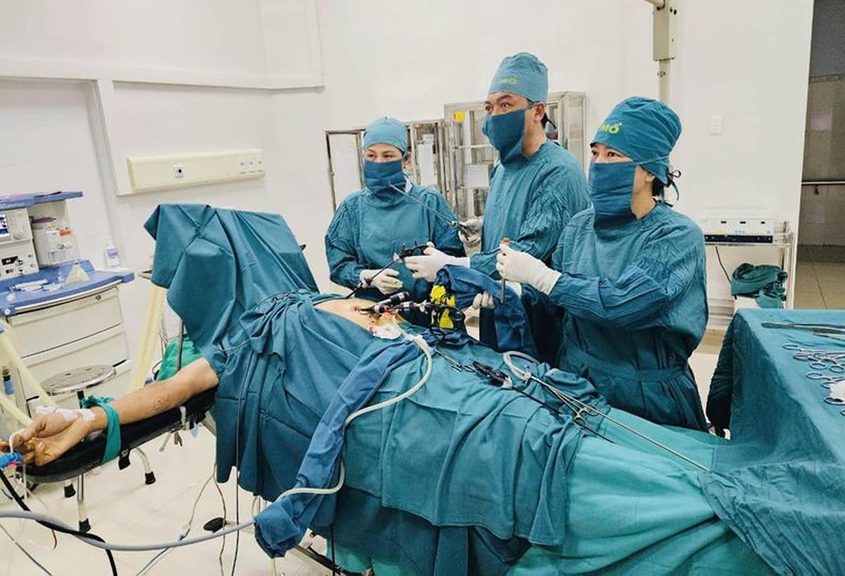 Kíp phẫu thuật của Bệnh viện Đa khoa khu vực Vĩnh Linh thực hiện phẫu thuật nội soi cấp cứu người bệnh thủng dạ dày. Ảnh: NVCC
