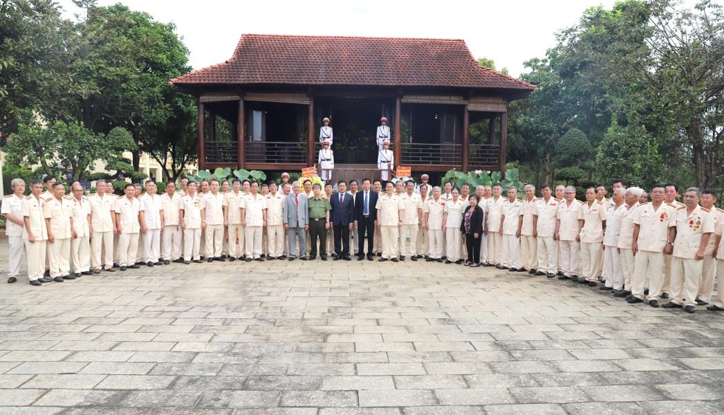 Các đại biểu thăm quan Phòng Truyền thống Công an tỉnh Đắk Nông