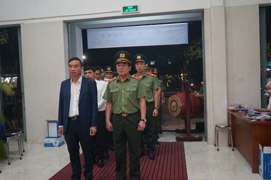 Thượng tá Nguyễn Thanh Trung, trưởng phòng tổ chức cán bộ CATP Đà Nẵng thắp hương, viếng…