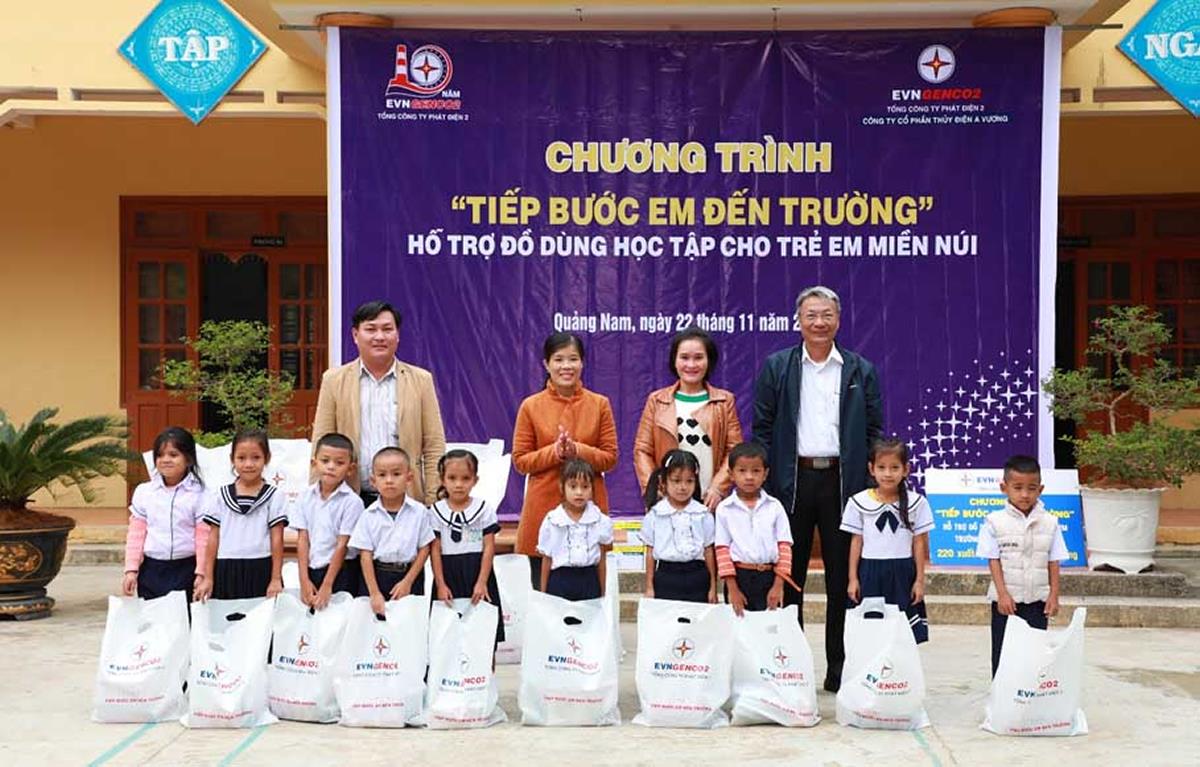 Ông Ngô Xuân Thế - Phó TGĐ AVC (ngoài cùng bên phải) cùng đại diện lãnh đạo xã Mà Cooih và ông Nguyễn Văn Sơn - Hiệu trưởng Trường Tiểu học xã Mà Cooih (thứ nhất bên trái) trao quà cho các em học sinh.