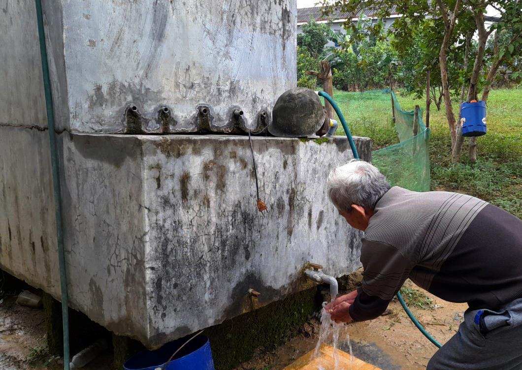 Do chưa có nước sạch nên người dân thôn Xuân Lâm phải xây bể lắng lọc nước giếng khơi để sinh hoạt.