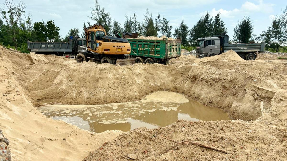 Lực lượng Công an bắt quả tang xe máy đào cùng 4 ô-tô đang khai thác cát trái phép.