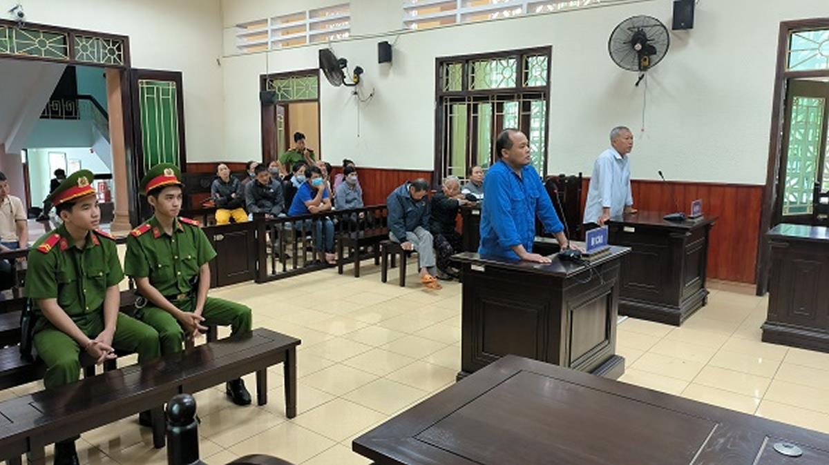 Bị cáo Ẩn và người bị hại Nguyễn Thanh Hùng tại phiên tòa.